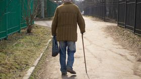 VIDEO Pensionarii, ținta reducerilor de cheltuieli! Ce se întâmplă cu cardurile pentru alimente?